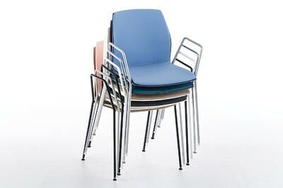 Moderne stapelbare Armlehnenstühle mit Sitzpolster